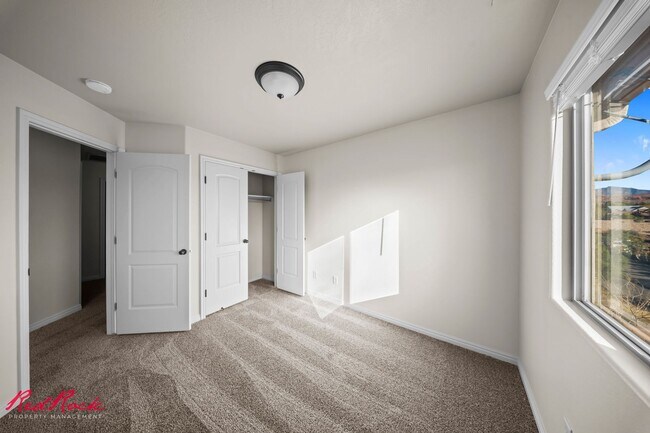 Building Photo - Adorable 3 Bedroom End Unit Townhome!