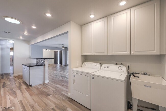 Building Photo - 3701 Pyramid Dr