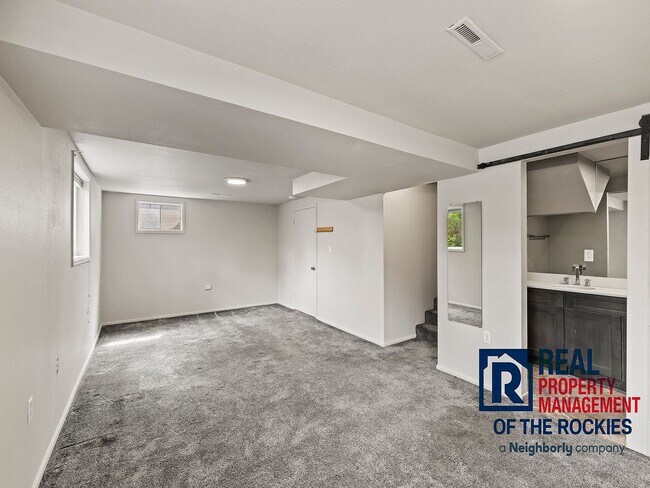 Building Photo - 4-Bed, 3-Bath Tri-Level in Prime Location
