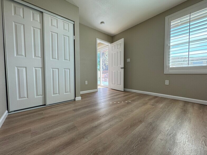 Front Bedroom - 1117 Oxford Dr