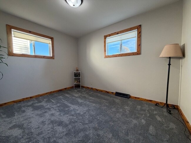 Building Photo - 3bed, 1bath home for rent in quiet Waterlo...