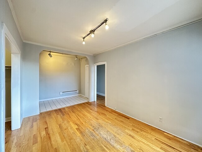 Building Photo - 457 W Melrose St