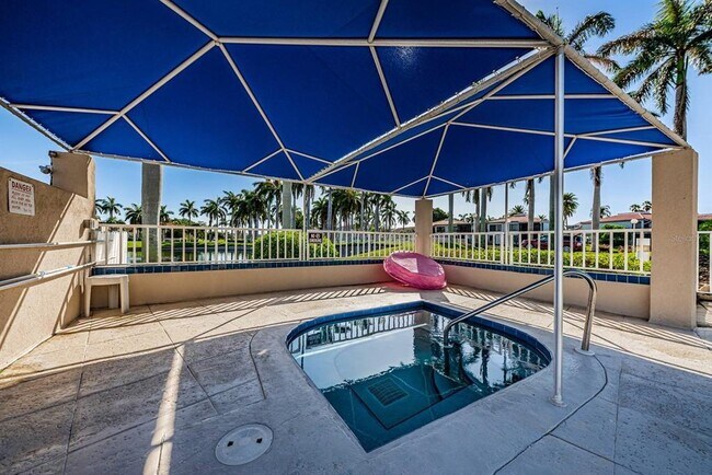 Building Photo - 5900 Bahia Del Mar Cir N