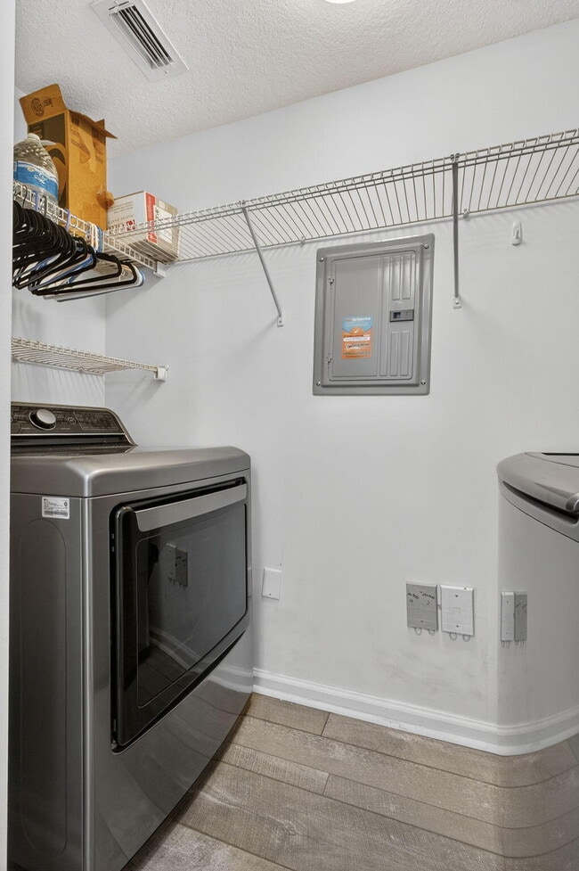 Building Photo - 5301 Myrtlewood Cir E