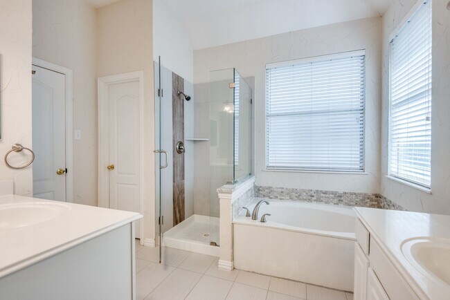 Building Photo - Spacious & Elegant Living in the Heart of Coppell