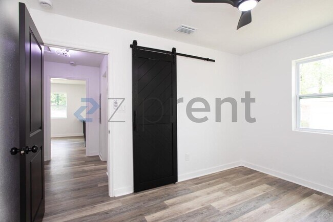 Building Photo - Unit