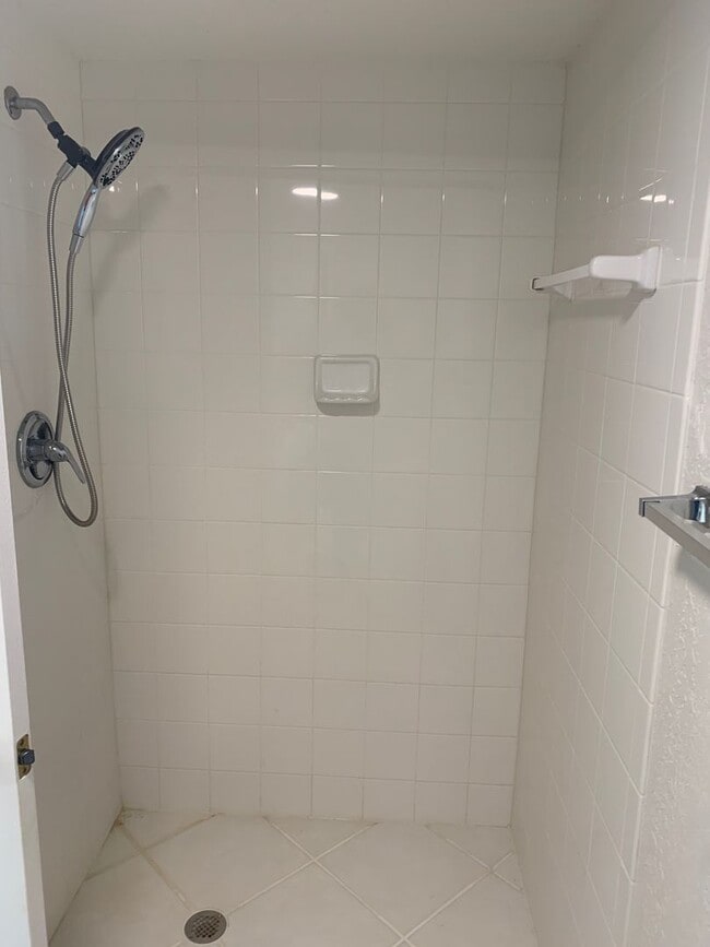 Building Photo - Available 5/10 -  Annual Condo Rental in South Naples