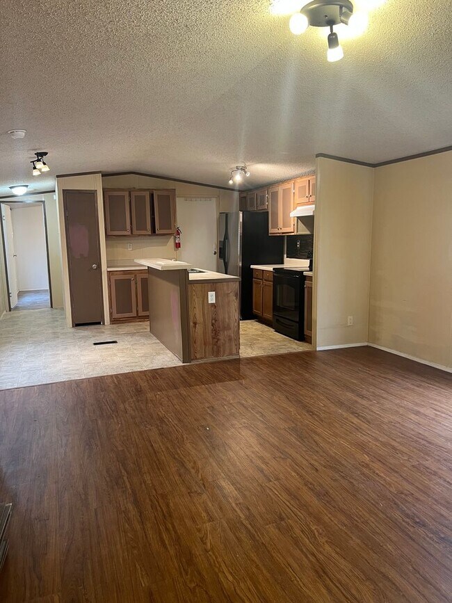 Building Photo - 3 Bedroom 2 Bath Mobile Home located in South Lake Charles