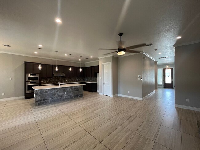 Building Photo - 4815 Viewcrest Rd