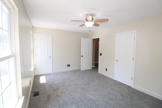 Building Photo - 2 bedroom 2.5 bathroom townhome for rent! ...