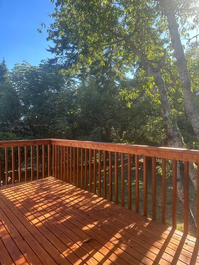Building Photo - Updated 3-Bedroom Home with Deck & Garage in Mountlake Terrace!!!