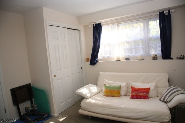 Building Photo - 17 Castle Dr