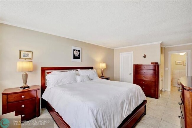 Building Photo - 3113 S Ocean Dr