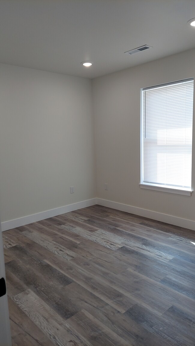 Building Photo - 406 Eagle St