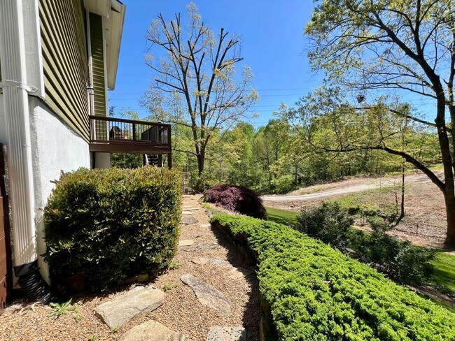 Building Photo - Beautifully Updated Home!  Fenced Yard!