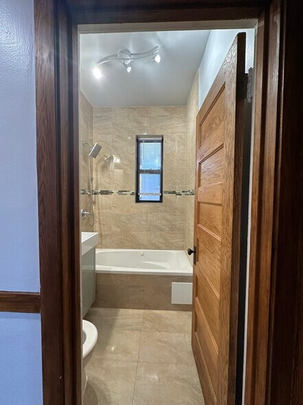 Building Photo - 1949 W Grace St