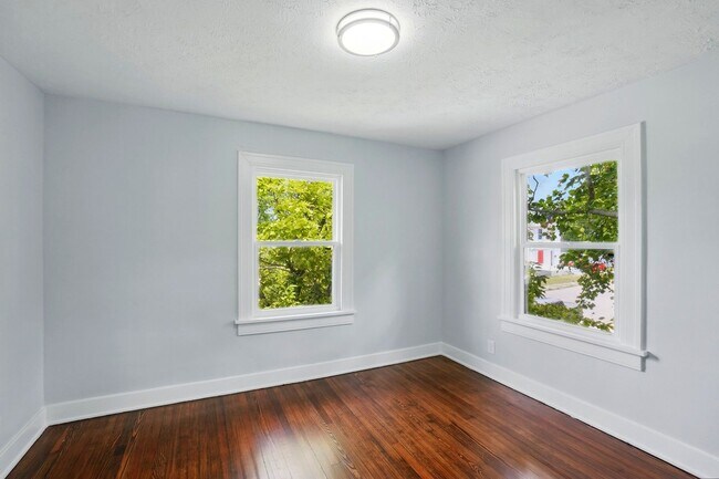 Building Photo - Two Bedroom in Dayton!