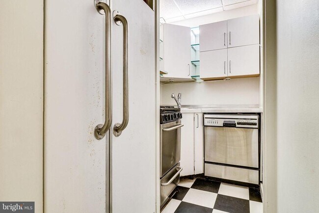 Building Photo - 1111 Arlington Blvd