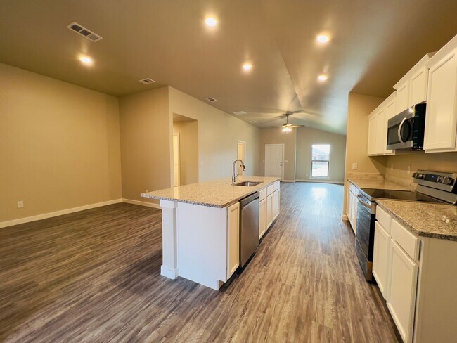 Building Photo - PRE-LEASING FOR JUNE! 3/2/2 located in Wolfforth