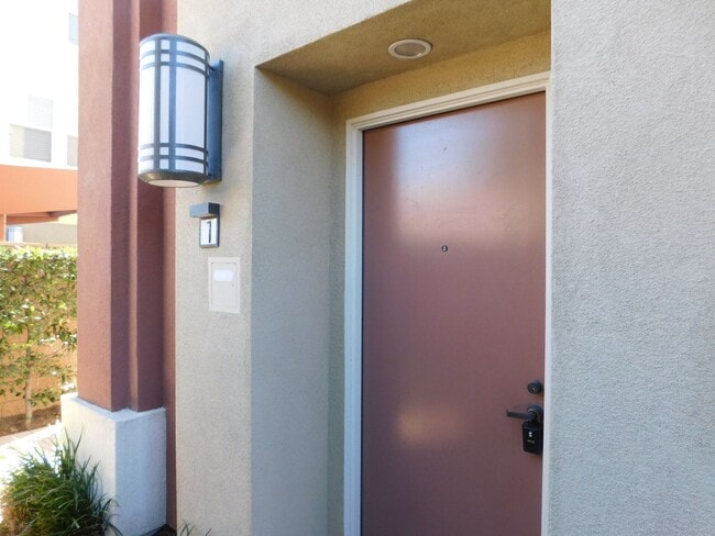 Building Photo - Beautiful Tri Level 2 Bed 2.5 Bath Single ...