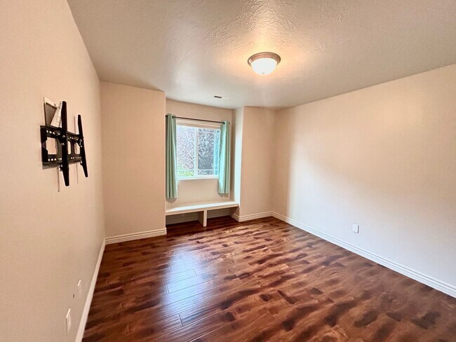 Building Photo - Lovely Single Family House Available!!!!