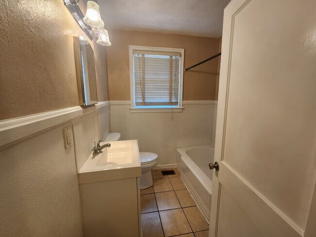 Building Photo - 3 Bedroom 1 Bath home in Midtown Columbus