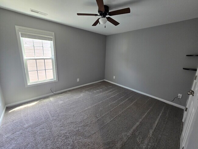 Building Photo - 1601 Mount Rainer Dr