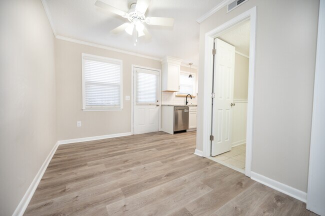 Building Photo - 415 Parkdale Dr