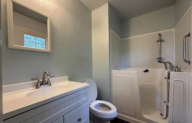 Building Photo - Spacious Brick split-level  home