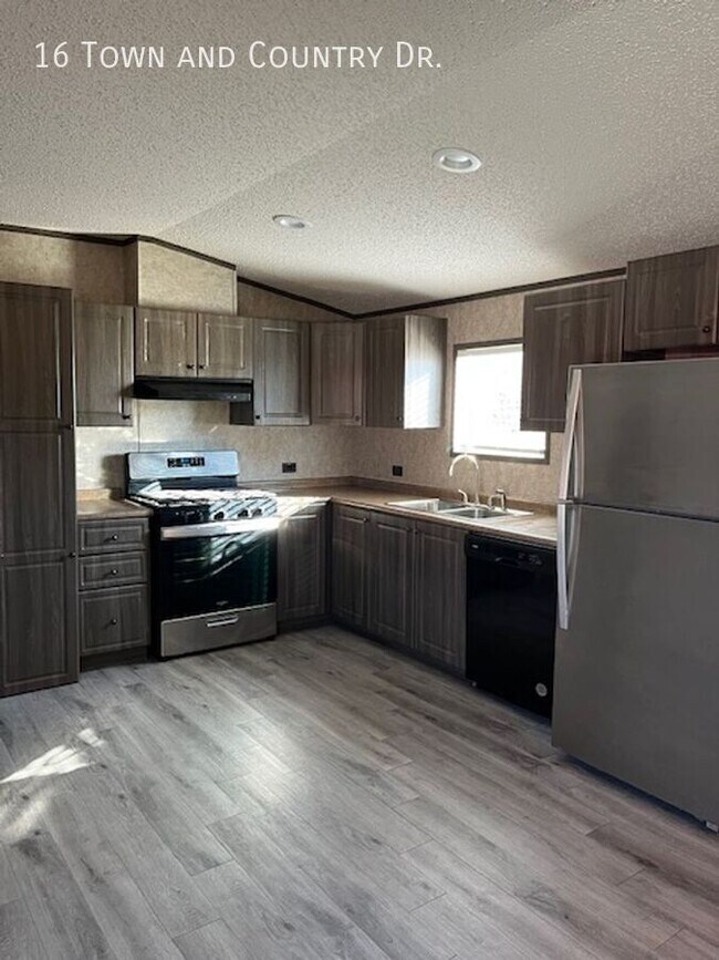 Building Photo - 16 Town and Country Dr