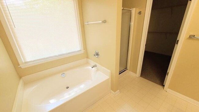 Building Photo - 1009 Friar Tuck Ct