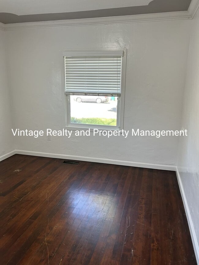 Building Photo - Updated 2 Bedroom Classic Home That's Ready To Go!!!