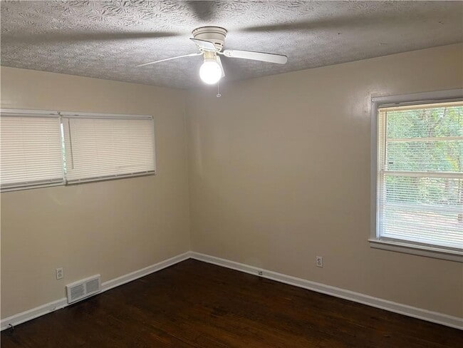 Building Photo - 2064 Montrose Dr