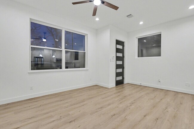 Building Photo - 203 Danna Ln