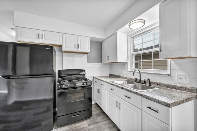 Building Photo - 231 Randel Ave