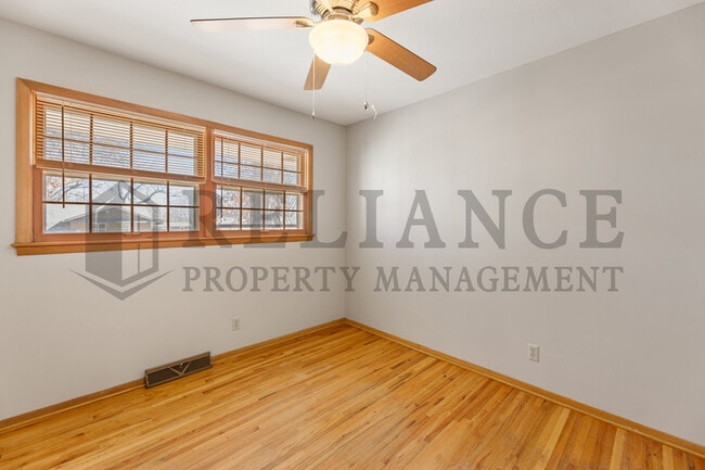 Building Photo - 935 N Valleyview St
