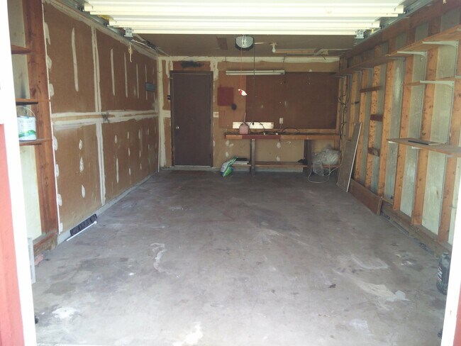 Building Photo - Great 3 bedroom, 1.5 bath home with one car attached garage in Decatur Township