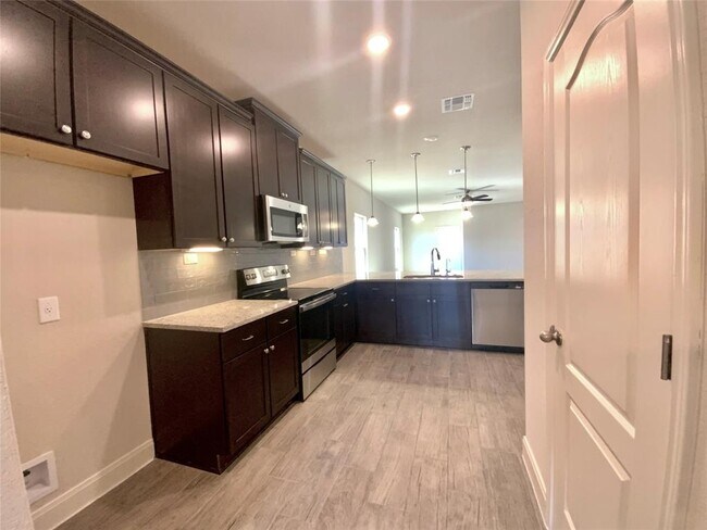 Building Photo - 716 Red Barn Bnd