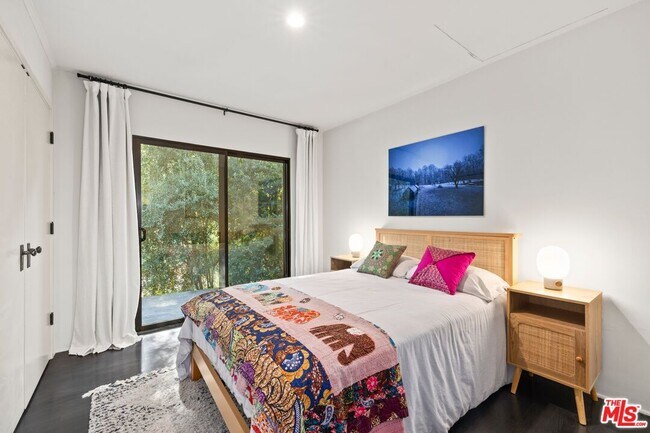 Building Photo - 5721 Valley Oak Dr