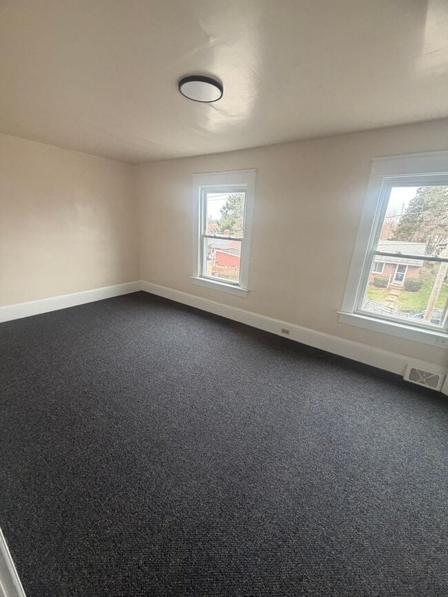 Building Photo - 3 Bed 1 Bath with 2 car garage