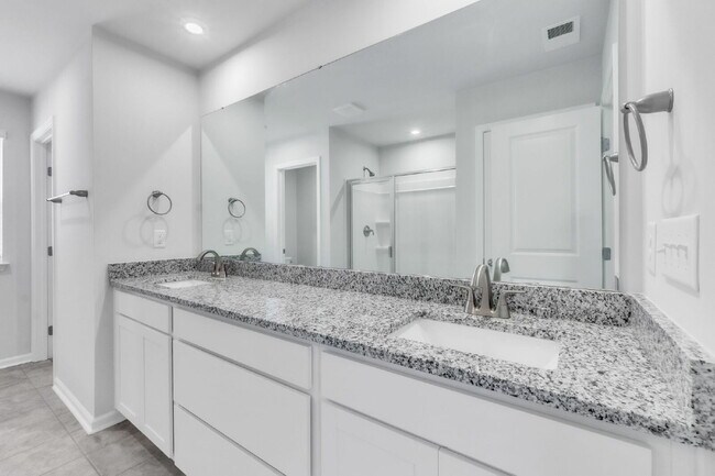 Building Photo - PRICE DROP! Spacious 3BR, 2.5 BA Westbriar...