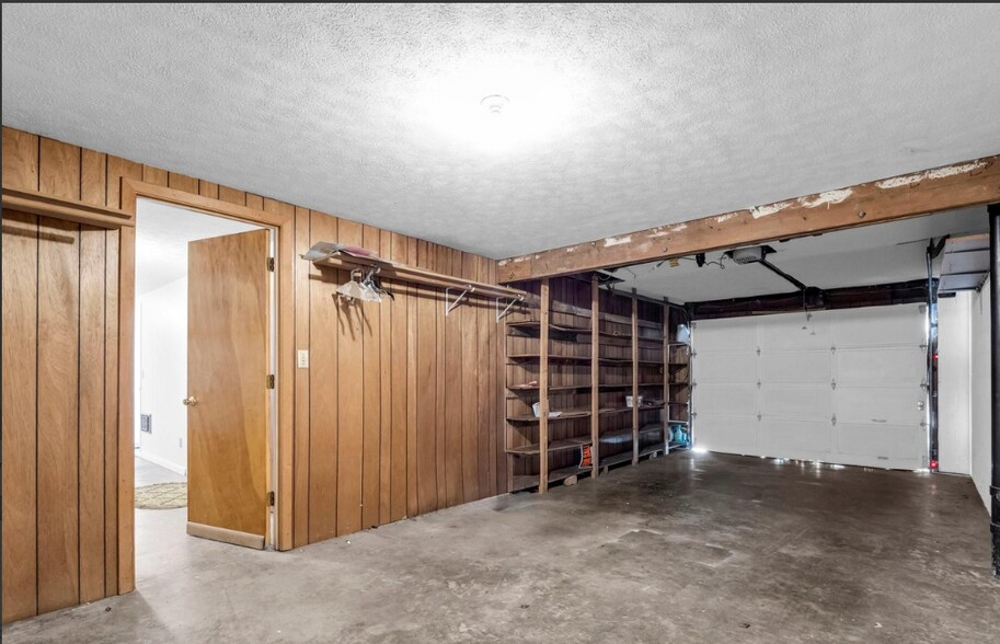 Building Photo - 530 Whispering Hills Dr