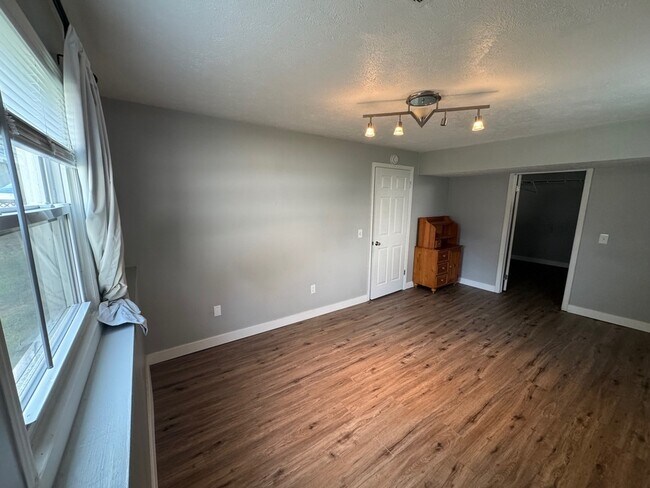 Building Photo - 2002 Andrew St SE