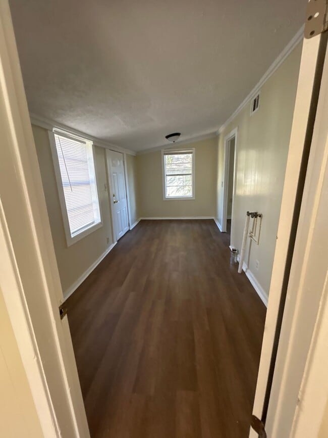 Building Photo - 3 Bedroom home central air and heat