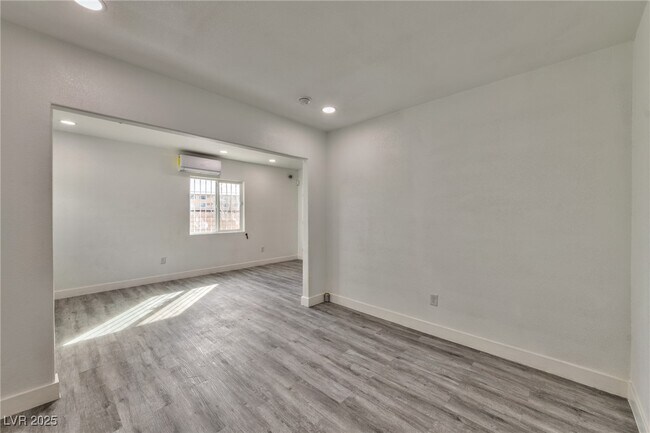 Building Photo - 339 N 10th St