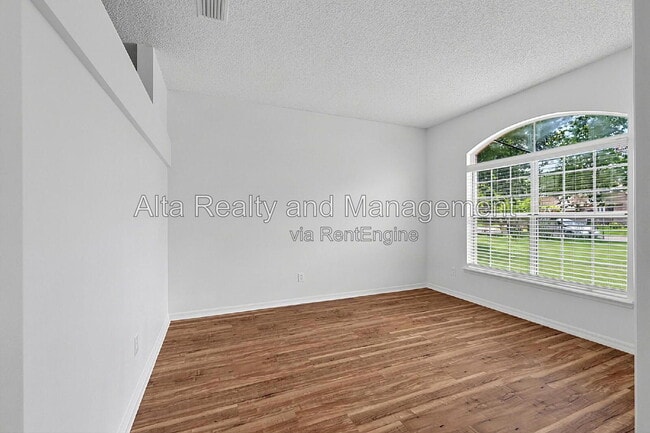 Building Photo - 8426 Country Bend Cir W