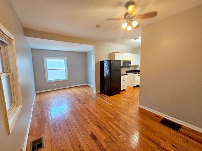 Building Photo - 2420 N Greenview Ave
