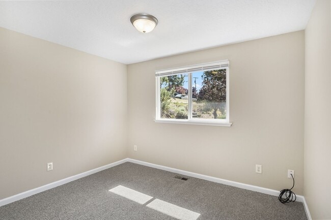 Building Photo - Updated 3-Bed Home on Spacious Lot – 10 Mi...