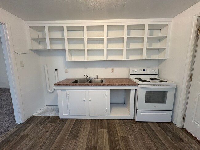 Building Photo - Adorable two bedroom, one bath house!