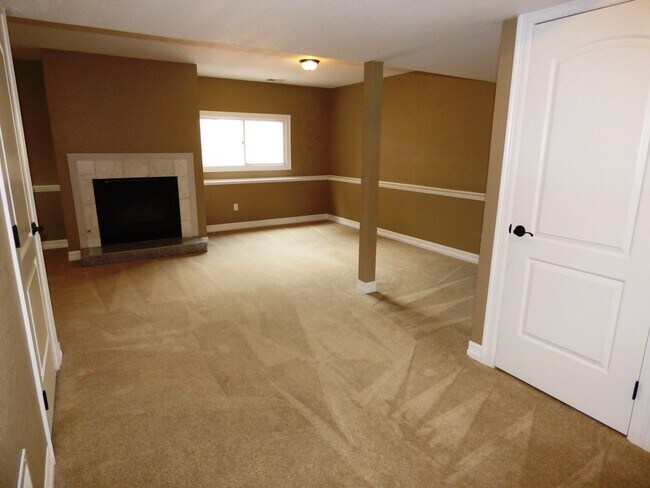 Building Photo - Stunning 3 Bedroom/ 3 Bath Home With Large Backyard!